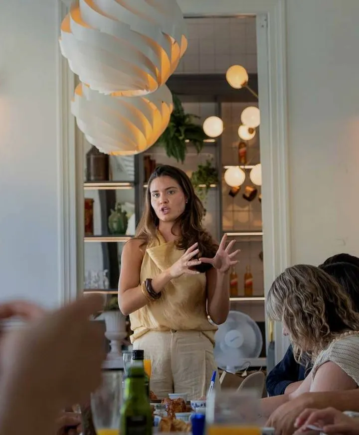 Carola Gómez dando una clase